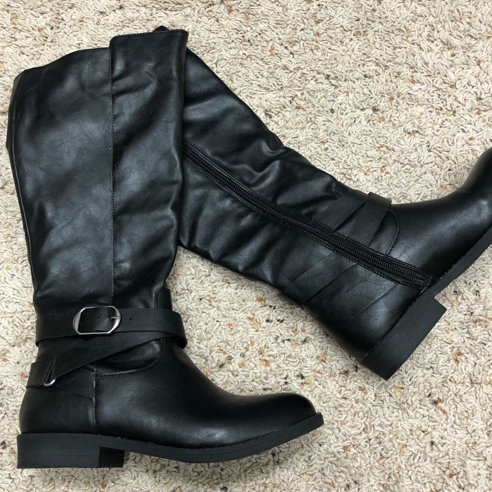 (Size 5) Black boots from White Mountain